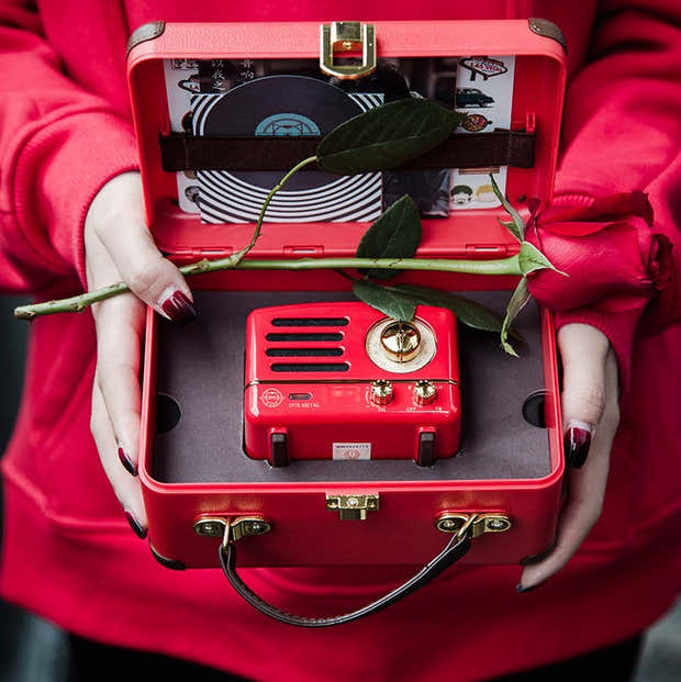 Vintage Bluetooth Speaker + Radio, Red